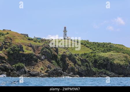 Batan, Philippinen. März 2024: Basco Leuchtturm. Batanes-Klippen sind natürliche Verteidigung auf den nördlichsten Inseln des Landes, die am nächsten sind 142 km vom südlichsten Punkt Taiwans entfernt. PH Navy verstärkt die Truppenpräsenz auf strategisch gelegenen Inseln mit 119 neuen Reservisten + 76 Rekruten in Ausbildung, ein unangenehmer Einsatz für Peking, der Manila beschuldigt, mit Feuer gespielt zu haben. 2023 genehmigte Pres Marcos den amerikanischen Zugang zu vier weiteren philippinischen Militärbasen (EDCA), von denen drei auf Taiwan ausgerichtet sind. PH & US Militäre werden 2024 Balikatan Marineübungen in Batanes durchführen.Quelle: Kevin Izorce/Alamy Live News Stockfoto