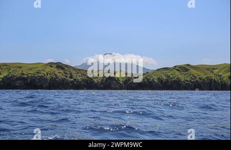 Batan, Philippinen. März 2024: Mount Iraya & Batanes Cliffs, Naturschutz in Batanes, der nördlichsten Insel des Landes, die nächste ist 142 km vom südlichsten Punkt Taiwans entfernt. PH Navy verstärkt die Truppenpräsenz auf strategisch gelegenen Inseln mit 119 neuen Reservisten + 76 Rekruten in Ausbildung, ein unangenehmer Einsatz für Peking, der Manila beschuldigt, mit Feuer gespielt zu haben. 2023 genehmigte Pres Marcos den amerikanischen Zugang zu vier weiteren philippinischen Militärbasen (EDCA), von denen drei auf Taiwan ausgerichtet sind. PH & US Militäre werden 2024 Balikatan Marineübungen in Batanes durchführen.Quelle: Kevin Izorce/Alamy Live News Stockfoto