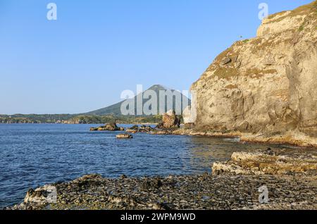 Batan, Philippinen. März 2024: Mount Iraya & Batanes Cliffs, Naturschutz in Batanes, der nördlichsten Insel des Landes, die nächste ist 142 km vom südlichsten Punkt Taiwans entfernt. PH Navy verstärkt die Truppenpräsenz auf strategisch gelegenen Inseln mit 119 neuen Reservisten + 76 Rekruten in Ausbildung, ein unangenehmer Einsatz für Peking, der Manila beschuldigt, mit Feuer gespielt zu haben. 2023 genehmigte Pres Marcos den amerikanischen Zugang zu vier weiteren philippinischen Militärbasen (EDCA), von denen drei auf Taiwan ausgerichtet sind. PH & US Militäre werden 2024 Balikatan Marineübungen in Batanes durchführen.Quelle: Kevin Izorce/Alamy Live News Stockfoto