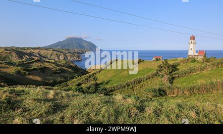 Batan, Philippinen. März 2024: Leuchtturm Tayid. Batanes-Klippen sind natürliche Verteidigung auf den nördlichsten Inseln des Landes, die am nächsten sind 142 km vom südlichsten Punkt Taiwans entfernt. PH Navy verstärkt die Truppenpräsenz auf strategisch gelegenen Inseln mit 119 neuen Reservisten + 76 Rekruten in Ausbildung, ein unangenehmer Einsatz für Peking, der Manila beschuldigt, mit Feuer gespielt zu haben. 2023 genehmigte Pres Marcos den amerikanischen Zugang zu vier weiteren philippinischen Militärbasen (EDCA), von denen drei auf Taiwan ausgerichtet sind. PH & US Militäre werden 2024 Balikatan Marineübungen in Batanes durchführen.Quelle: Kevin Izorce/Alamy Live News Stockfoto