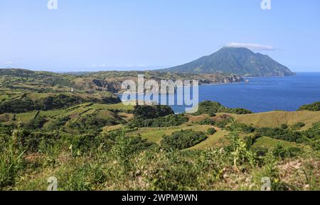 Batan, Philippinen. 8. März 2024: Batanes-Klippen bieten natürliche Verteidigung auf den nördlichsten Inseln des Landes, die nächste ist 142 km vom südlichsten Punkt Taiwans entfernt. PH Navy verstärkt die Truppenpräsenz auf strategisch gelegenen Inseln mit 119 neuen Reservisten + 76 Rekruten in Ausbildung, ein unangenehmer Einsatz für Peking, der Manila beschuldigt, mit Feuer gespielt zu haben. 2023 genehmigte Pres Marcos den amerikanischen Zugang zu vier weiteren philippinischen Militärbasen (EDCA), von denen drei auf Taiwan ausgerichtet sind. PH & US Militäre werden 2024 Balikatan Marineübung in Batanes & Palawan durchführen.Quelle: Kevin Izorce/Alamy Live News Stockfoto