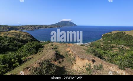 Batan, Philippinen. 8. März 2024: Batanes-Klippen bieten natürliche Verteidigung auf den nördlichsten Inseln des Landes, die nächste ist 142 km vom südlichsten Punkt Taiwans entfernt. PH Navy verstärkt die Truppenpräsenz auf strategisch gelegenen Inseln mit 119 neuen Reservisten + 76 Rekruten in Ausbildung, ein unangenehmer Einsatz für Peking, der Manila beschuldigt, mit Feuer gespielt zu haben. 2023 genehmigte Pres Marcos den amerikanischen Zugang zu vier weiteren philippinischen Militärbasen (EDCA), von denen drei auf Taiwan ausgerichtet sind. PH & US Militäre werden 2024 Balikatan Marineübung in Batanes & Palawan durchführen.Quelle: Kevin Izorce/Alamy Live News Stockfoto