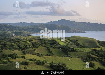 Batan, Philippinen. März 2024: Basco Vayang Rolling Hills & Cliffs, natürliche Verteidigung auf den nördlichsten Inseln des Landes, die nächste ist 142 km vom südlichsten Punkt Taiwans entfernt. PH Navy verstärkt die Truppenpräsenz auf strategisch gelegenen Inseln mit 119 neuen Reservisten + 76 Rekruten in Ausbildung, ein unangenehmer Einsatz für Peking, der Manila beschuldigt, mit Feuer gespielt zu haben. 2023 genehmigte Pres Marcos den amerikanischen Zugang zu vier weiteren philippinischen Militärbasen (EDCA), von denen drei auf Taiwan ausgerichtet sind. PH & US Militäre werden 2024 Balikatan Marineübungen in Batanes durchführen.Quelle: Kevin Izorce/Alamy Live News Stockfoto