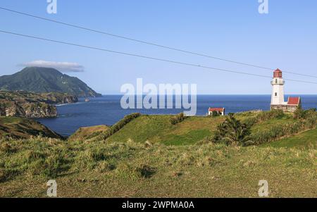 Batan, Philippinen. März 2024: Leuchtturm Tayid. Batanes-Klippen sind natürliche Verteidigung auf den nördlichsten Inseln des Landes, die am nächsten sind 142 km vom südlichsten Punkt Taiwans entfernt. PH Navy verstärkt die Truppenpräsenz auf strategisch gelegenen Inseln mit 119 neuen Reservisten + 76 Rekruten in Ausbildung, ein unangenehmer Einsatz für Peking, der Manila beschuldigt, mit Feuer gespielt zu haben. 2023 genehmigte Pres Marcos den amerikanischen Zugang zu vier weiteren philippinischen Militärbasen (EDCA), von denen drei auf Taiwan ausgerichtet sind. PH & US Militäre werden 2024 Balikatan Marineübungen in Batanes durchführen.Quelle: Kevin Izorce/Alamy Live News Stockfoto