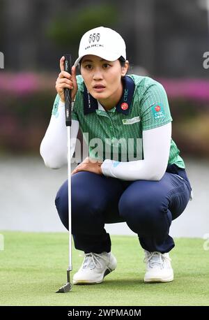 Lingshui, chinesische Provinz Hainan. März 2024. LIN Xiyu aus China stellt einen Schuss während der zweiten Runde des Blue Bay LPGA-Golfturniers in Lingshui, südchinesischer Provinz Hainan, am 8. März 2024. Quelle: Yang Guanyu/Xinhua/Alamy Live News Stockfoto