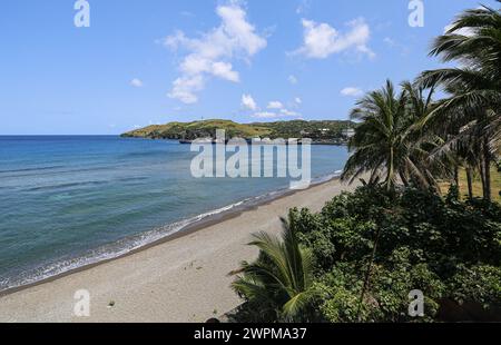 Batan, Philippinen. März 2024: Strand, Basco Seehafen und Hügel in Batanes, der nördlichsten Insel des Landes, die nächste ist 142 km vom südlichsten Punkt Taiwans entfernt. PH Navy verstärkt die Truppenpräsenz auf strategisch gelegenen Inseln mit 119 neuen Reservisten + 76 Rekruten in Ausbildung, ein unangenehmer Einsatz für Peking, der Manila beschuldigt, mit Feuer gespielt zu haben. 2023 genehmigte Pres Marcos den amerikanischen Zugang zu vier weiteren philippinischen Militärbasen (EDCA), von denen drei auf Taiwan ausgerichtet sind. DIE US-Streitkräfte werden 2024 Balikatan Marineübungen in Batanes & Palawan durchführen. Quelle: Kevin Izorce/Alamy Live News Stockfoto