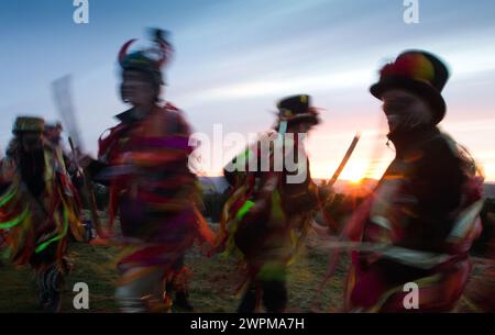 01/05/16 in der Morgenröte, mit der Wettervorhersage, die eine viel wärmere Woche vor uns verspricht, geht die Sonne auf einer Gruppe von Border Morris Tänzerinnen auf Stockfoto