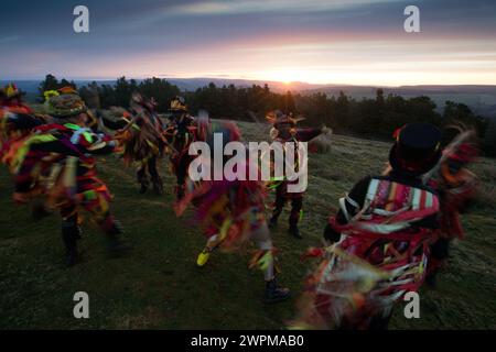 01/05/16 in der Morgenröte, mit der Wettervorhersage, die eine viel wärmere Woche vor uns verspricht, geht die Sonne auf einer Gruppe von Border Morris Tänzerinnen auf Stockfoto