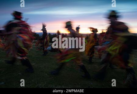 01/05/16 in der Morgenröte, mit der Wettervorhersage, die eine viel wärmere Woche vor uns verspricht, geht die Sonne auf einer Gruppe von Border Morris Tänzerinnen auf Stockfoto