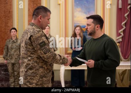 Kiew, Ukraine. März 2024. Der ukrainische Präsident Wolodymyr Zelenskyj, rechts, überreicht einem Heldensoldaten bei einer Zeremonie in der Preishalle des Mariinski-Palastes am 7. März 2024 in Kiew, Ukraine. Kredit: Ukrainischer Ratsvorsitz/Pressestelle Des Ukrainischen Präsidenten/Alamy Live News Stockfoto