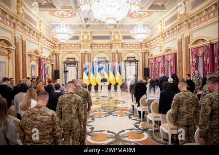 Kiew, Ukraine. März 2024. Der ukrainische Präsident Wolodymyr Zelenskyj hält während einer Zeremonie in der Preishalle des Mariinski-Palastes am 7. März 2024 in Kiew, Ukraine, während der Ausstellung der Wohnungsurkunden an die Helden der Ukraine und die Familien der gefallenen Krieger eine Rede. Kredit: Ukrainischer Ratsvorsitz/Pressestelle Des Ukrainischen Präsidenten/Alamy Live News Stockfoto