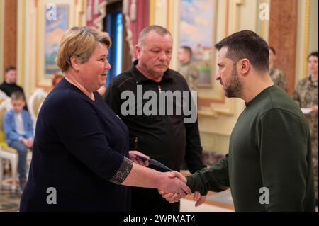 Kiew, Ukraine. März 2024. Der ukrainische Präsident Wolodymyr Zelenskyj überreicht einem Familienmitglied eines gefallenen Soldaten im Rahmen einer Zeremonie in der Preishalle des Mariinski-Palastes am 7. März 2024 in Kiew, Ukraine. Kredit: Ukrainischer Ratsvorsitz/Pressestelle Des Ukrainischen Präsidenten/Alamy Live News Stockfoto