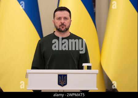 Kiew, Ukraine. März 2024. Der ukrainische Präsident Wolodymyr Zelenskyj hält während einer Zeremonie in der Preishalle des Mariinski-Palastes am 7. März 2024 in Kiew, Ukraine, während der Ausstellung der Wohnungsurkunden an die Helden der Ukraine und die Familien der gefallenen Krieger eine Rede. Kredit: Ukrainischer Ratsvorsitz/Pressestelle Des Ukrainischen Präsidenten/Alamy Live News Stockfoto