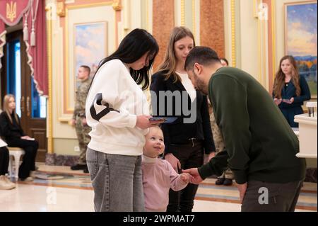 Kiew, Ukraine. März 2024. Der ukrainische Präsident Wolodymyr Zelenskyj überreicht einem Familienmitglied eines gefallenen Soldaten im Rahmen einer Zeremonie in der Preishalle des Mariinski-Palastes am 7. März 2024 in Kiew, Ukraine. Kredit: Ukrainischer Ratsvorsitz/Pressestelle Des Ukrainischen Präsidenten/Alamy Live News Stockfoto