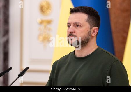 Kiew, Ukraine. März 2024. Der ukrainische Präsident Wolodymyr Zelenskyj hält während einer Zeremonie in der Preishalle des Mariinski-Palastes am 7. März 2024 in Kiew, Ukraine, während der Ausstellung der Wohnungsurkunden an die Helden der Ukraine und die Familien der gefallenen Krieger eine Rede. Kredit: Ukrainischer Ratsvorsitz/Pressestelle Des Ukrainischen Präsidenten/Alamy Live News Stockfoto