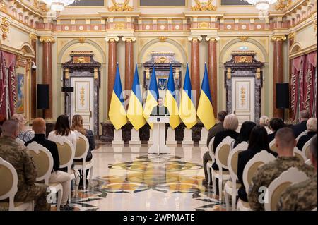 Kiew, Ukraine. März 2024. Der ukrainische Präsident Wolodymyr Zelenskyj hält während einer Zeremonie in der Preishalle des Mariinski-Palastes am 7. März 2024 in Kiew, Ukraine, während der Ausstellung der Wohnungsurkunden an die Helden der Ukraine und die Familien der gefallenen Krieger eine Rede. Kredit: Ukrainischer Ratsvorsitz/Pressestelle Des Ukrainischen Präsidenten/Alamy Live News Stockfoto