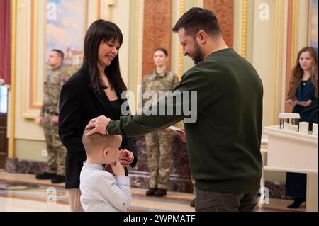 Kiew, Ukraine. März 2024. Der ukrainische Präsident Wolodymyr Zelenskyj überreicht einem Familienmitglied eines gefallenen Soldaten im Rahmen einer Zeremonie in der Preishalle des Mariinski-Palastes am 7. März 2024 in Kiew, Ukraine. Kredit: Ukrainischer Ratsvorsitz/Pressestelle Des Ukrainischen Präsidenten/Alamy Live News Stockfoto