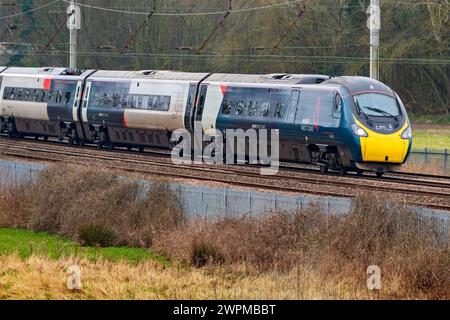 Avanti Pendolino Neigezug hier in Winwick an der Hauptlinie der Westküste. Stockfoto