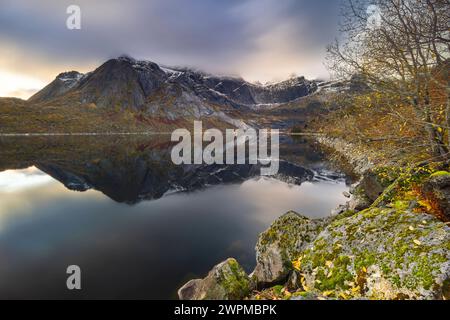 Storvatnet bei Nusfjord at Sunset, Flakstad, Nordland, Lofoten-Inseln, Norwegen, Skandinavien, Europa Copyright: carloxalbertoxconti 1369-158 Stockfoto