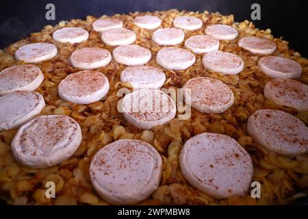 Riesige frische Tardiflette, hergestellt aus Roblochon-Käse, Kartoffeln und Schinken, eine Spezialität in den französischen Alpen, Saint Gervais, Haute-Savoie, Frankreich, Europa C Stockfoto