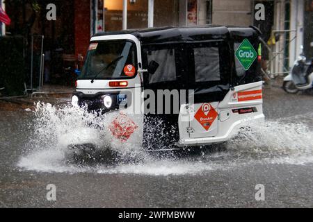 Starkregen und Wasserabfall auf der Straße während der Monsunsaison, Phnom Penh, Kambodscha, Indochina, Südostasien, Asien Copyright: Godong 809-8944 Stockfoto