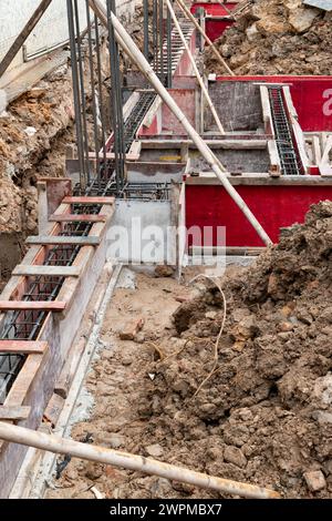 Grundwerke einer Staustelle eines neuen Hauses in vertikaler Komposition Stockfoto