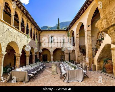 Hochzeitstische in San Pietro in Valle Abbey, Ferentillo, Umbrien, Italien, Europa Copyright: Godong 809-8966 Stockfoto