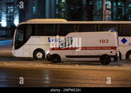 Weißrussland, Minsk - 19. januar 2024: Ambulanz auf der Straße bei nächtlicher Nahaufnahme Stockfoto