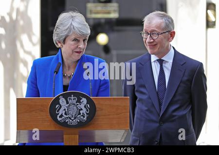 Aktenfoto vom 24./07/19 von der scheidenden Premierministerin Theresa May, als sie eine Erklärung außerhalb der Downing Street 10 in London abgibt, beobachtet von ihrem Mann Philip, vor einem Treffen im Buckingham Palace, wo sie Königin Elizabeth II. Ihren Rücktritt übergab Theresa May sagte, dass sie die nächsten Parlamentswahlen nicht antreten werde, was eine 27-jährige Parlamentskarriere beendet Ausgabedatum: Freitag, 8. März 2024. Stockfoto