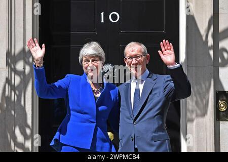 Aktenfoto vom 07/19 der scheidenden Premierministerin Theresa May mit ihrem Ehemann Philip vor der Downing Street 10, vor einem Treffen im Buckingham Palace, wo sie Königin Elisabeth II. Ihren Rücktritt übergab Theresa May sagte, dass sie die nächsten Parlamentswahlen nicht antreten werde, was eine 27-jährige Parlamentskarriere beendet Ausgabedatum: Freitag, 8. März 2024. Stockfoto