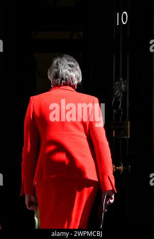 Aktenfoto vom 24./05/19 von der damaligen Premierministerin Theresa May, die vor der Downing Street 10 in London eine Erklärung abgegeben hat, dass sie am Freitag, den 7. Juni, als Vorsitzende der Konservativen und Unionistischen Partei zurücktreten wird, damit ein Nachfolger ausgewählt werden kann. Theresa May sagte, dass sie die nächsten Parlamentswahlen nicht antreten werde, was eine 27-jährige Parlamentskarriere beendet Ausgabedatum: Freitag, 8. März 2024. Stockfoto