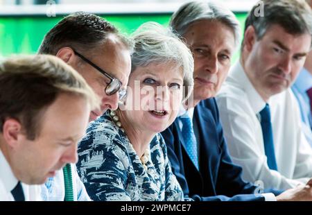 Aktenfoto vom 07/18 von der damaligen Premierministerin Theresa May während einer Kabinettssitzung in sage Gateshead, Tyne and Wear. Theresa May sagte, dass sie die nächsten Parlamentswahlen nicht antreten werde, was eine 27-jährige Parlamentskarriere beendet Ausgabedatum: Freitag, 8. März 2024. Stockfoto