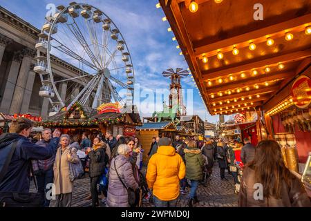 Blick auf den Weihnachtsmarkt und die St. Georges Hall, Liverpool City Centre, Liverpool, Merseyside, England, Vereinigtes Königreich, Europa Copyright: FrankxFell 844 Stockfoto