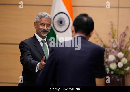Tokio, Japan. März 2024. Der indische Außenminister Subrahmanyam Jaishankar trifft den japanischen Premierminister Fumio Kishida, bevor er am Freitag, den 8. März 2024, Kishida im Büro des Premierministers in Tokio die Hand schüttelt. (Credit Image: © POOL via ZUMA Press Wire) NUR REDAKTIONELLE VERWENDUNG! Nicht für kommerzielle ZWECKE! Stockfoto
