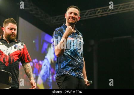 Brighton, Großbritannien. März 2024. Luke Humphries feiert den Sieg gegen Michael Smith im Finale 2024 während der BetMGM Premier League Darts Night 6 im Brighton Centre, Brighton, England, Großbritannien am 7. März 2024 Credit: Every Second Media/Alamy Live News Stockfoto