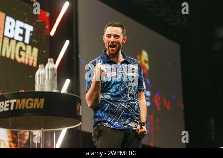 Brighton, Großbritannien. März 2024. Luke Humphries feiert den Sieg gegen Michael Smith im Finale 2024 während der BetMGM Premier League Darts Night 6 im Brighton Centre, Brighton, England, Großbritannien am 7. März 2024 Credit: Every Second Media/Alamy Live News Stockfoto