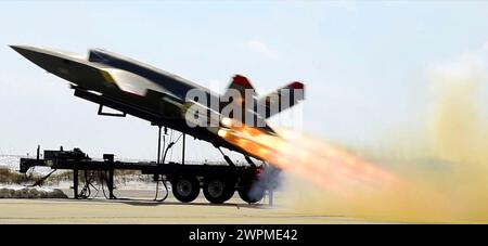 Valparaiso, Usa. Februar 2024. Ein U.S. Marine Corps XQ-58A Walküre, ein hochautonomes, taktisches, unbemanntes Flugfahrzeug, startet vom mobilen Trägerraketen auf der Eglin Air Force Base am 27. Februar 2023 in Valparaiso, Florida. Die XQ-58A Valkyrie wurde entwickelt, um bemannte Kampfflugzeuge während Kampfeinsätzen zu begleiten. Quelle: Matthew Veasley/U.S. Marines/Alamy Live News Stockfoto