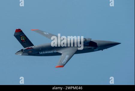 Valparaiso, Usa. Oktober 2023. Ein U.S. Marine Corps XQ-58A Walküre, ein hochautonomes, taktisches, unbemanntes Flugfahrzeug, steigt während des ersten Testfluges auf der Eglin Air Force Base am 3. Oktober 2023 in Valparaiso, Florida, über. Die XQ-58A Valkyrie wurde entwickelt, um bemannte Kampfflugzeuge während Kampfeinsätzen zu begleiten. Quelle: Kapitän Alyssa Myers/U.S. Marines/Alamy Live News Stockfoto