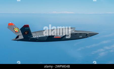 Valparaiso, Usa. 23. Februar 2024. Ein U.S. Marine Corps XQ-58A Walküre, ein hochautonomes, taktisches, unbemanntes Flugfahrzeug, steigt während seines zweiten Testfluges auf der Eglin Air Force Base am 23. Februar 2024 in Valparaiso, Florida, über den Himmel. Die XQ-58A Valkyrie wurde entwickelt, um bemannte Kampfflugzeuge während Kampfeinsätzen zu begleiten. Kredit: MSgt. John McRell/U.S. Marines/Alamy Live News Stockfoto