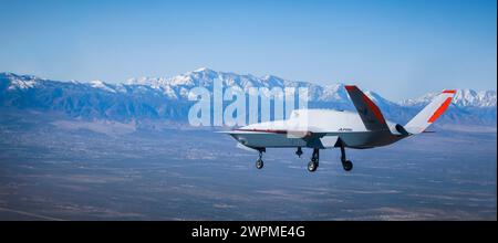 Palmdale, Usa. 28. Februar 2024. Ein XQ-67A OBSS der United States Air Force, ein hochautonomes, taktisches, unbemanntes Flugfahrzeug, schwingt während des Erstflugs am Gray Butte Field Airport am 28. Februar 2024 in Palmdale, Kalifornien. Die XQ-58A Valkyrie wurde entwickelt, um bemannte Kampfflugzeuge während Kampfeinsätzen zu begleiten. Quelle: John James/U.S. Marines/Alamy Live News Stockfoto