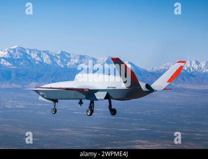 Palmdale, Usa. 28. Februar 2024. Ein XQ-67A OBSS der United States Air Force, ein hochautonomes, taktisches, unbemanntes Flugfahrzeug, schwingt während des Erstflugs am Gray Butte Field Airport am 28. Februar 2024 in Palmdale, Kalifornien. Die XQ-58A Valkyrie wurde entwickelt, um bemannte Kampfflugzeuge während Kampfeinsätzen zu begleiten. Quelle: John James/U.S. Marines/Alamy Live News Stockfoto