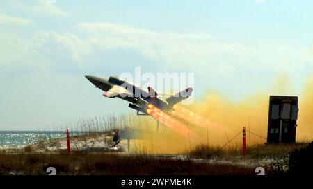 Valparaiso, Usa. Februar 2024. Ein U.S. Marine Corps XQ-58A Walküre, ein hochautonomes, taktisches, unbemanntes Flugfahrzeug, startet am 27. Februar 2023 auf der Eglin Air Force Base in Valparaiso, Florida. Die XQ-58A Valkyrie wurde entwickelt, um bemannte Kampfflugzeuge während Kampfeinsätzen zu begleiten. Quelle: Matthew Veasley/U.S. Marines/Alamy Live News Stockfoto