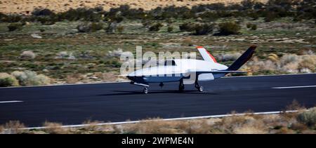 Palmdale, Usa. 28. Februar 2024. Ein US Air Force XQ-67A OBSS, ein hochautonomes, taktisches, unbemanntes Flugfahrzeug, startet am 28. Februar 2024 am Gray Butte Field Airport in Palmdale, Kalifornien. Die XQ-58A Valkyrie wurde entwickelt, um bemannte Kampfflugzeuge während Kampfeinsätzen zu begleiten. Quelle: John James/U.S. Marines/Alamy Live News Stockfoto