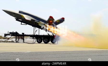 Valparaiso, Usa. Februar 2024. Ein U.S. Marine Corps XQ-58A Walküre, ein hochautonomes, taktisches, unbemanntes Flugfahrzeug, startet vom mobilen Trägerraketen auf der Eglin Air Force Base am 27. Februar 2023 in Valparaiso, Florida. Die XQ-58A Valkyrie wurde entwickelt, um bemannte Kampfflugzeuge während Kampfeinsätzen zu begleiten. Quelle: Matthew Veasley/U.S. Marines/Alamy Live News Stockfoto