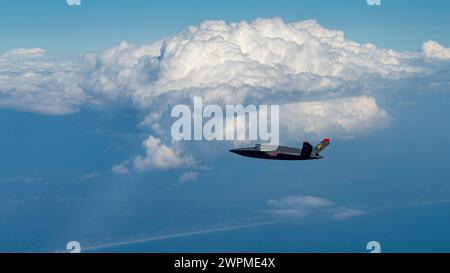 Valparaiso, Usa. 23. Februar 2024. Ein U.S. Marine Corps XQ-58A Walküre, ein hochautonomes, taktisches, unbemanntes Flugfahrzeug, steigt während seines zweiten Testfluges auf der Eglin Air Force Base am 23. Februar 2023 in Valparaiso, Florida, über den Himmel. Die XQ-58A Valkyrie wurde entwickelt, um bemannte Kampfflugzeuge während Kampfeinsätzen zu begleiten. Kredit: MSgt. John McRell/U.S. Marines/Alamy Live News Stockfoto