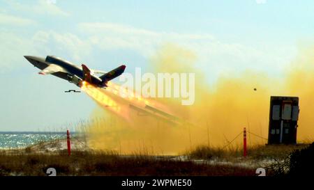 Valparaiso, Usa. Februar 2024. Ein U.S. Marine Corps XQ-58A Walküre, ein hochautonomes, taktisches, unbemanntes Flugfahrzeug, startet vom mobilen Trägerraketen auf der Eglin Air Force Base am 27. Februar 2023 in Valparaiso, Florida. Die XQ-58A Valkyrie wurde entwickelt, um bemannte Kampfflugzeuge während Kampfeinsätzen zu begleiten. Quelle: Matthew Veasley/U.S. Marines/Alamy Live News Stockfoto