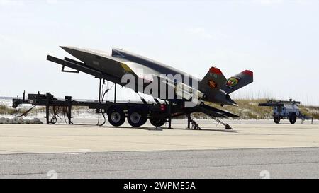 Valparaiso, Usa. Februar 2024. Ein U.S. Marine Corps XQ-58A Walküre, ein hochautonomes, taktisches, unbemanntes Flugfahrzeug, startet vom mobilen Trägerraketen auf der Eglin Air Force Base am 27. Februar 2023 in Valparaiso, Florida. Die XQ-58A Valkyrie wurde entwickelt, um bemannte Kampfflugzeuge während Kampfeinsätzen zu begleiten. Quelle: Matthew Veasley/U.S. Marines/Alamy Live News Stockfoto