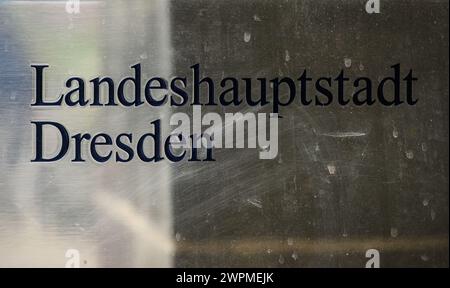 Dresden, Deutschland. März 2024. Neben dem Eingang zum Rathaus befindet sich ein Schild für die Landeshauptstadt Dresden. Robert Michael/dpa/Alamy Live News Stockfoto