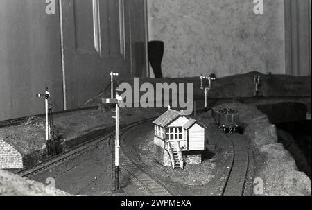 1950er Jahre, historisch, Innenraum des Hauses, Modellbahn, Bild zeigt eine Bahnhofskasse und einen Eisenbahnwagen. Stockfoto