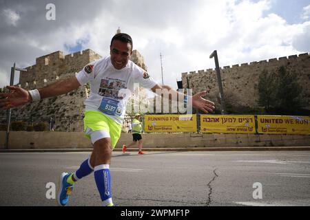 Jerusalem, Israel. März 2024. Ein Läufer nimmt am Internationalen Jerusalem-Marathon Teil. Die Menschen nehmen am 13. Jährlichen Internationalen Jerusalem-Marathon in Jerusalem Teil. Viele Teilnehmer trugen in diesem Jahr Hemden und rannten mit Schildern, die auf die Geiseln aufmerksam machten, die am 7. Oktober von der Hamas entführt wurden und immer noch in Gaza festgehalten werden. Sie wurde zu Ehren der israelischen Verteidigungskräfte „IDF“ und der Sicherheitskräfte während des anhaltenden Krieges mit der Hamas in Gaza abgehalten. Quelle: SOPA Images Limited/Alamy Live News Stockfoto